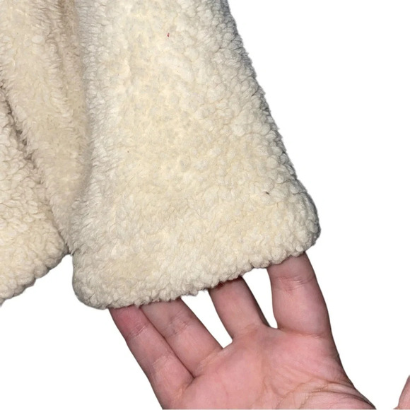 TORRID Faux Fur Sherpa Zip Up Jacket Cream Red Chevron Size 1X - Picture 11 of 16